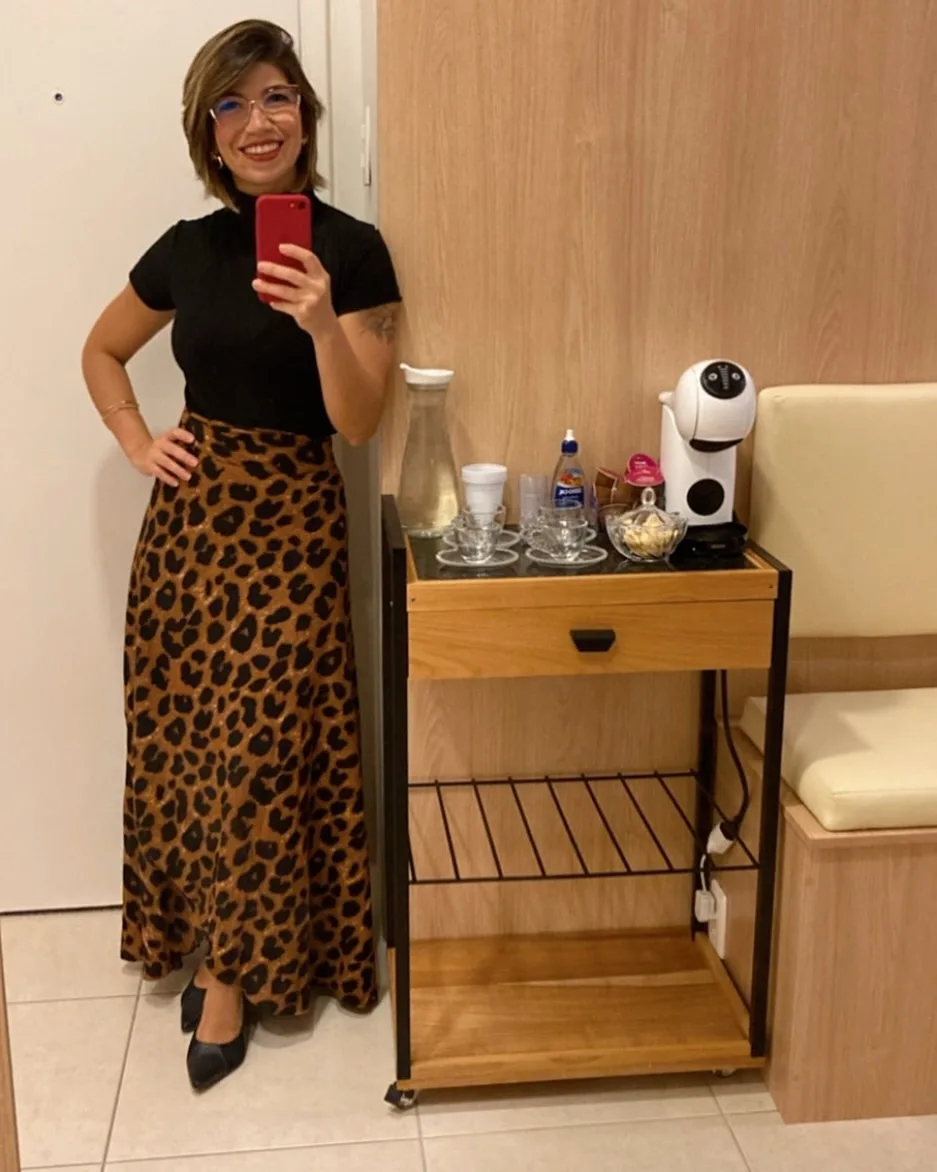 Dra. Indara Melo, dentista especialista em implantes em seu consultório em Largo do Machado, Rio de Janeiro